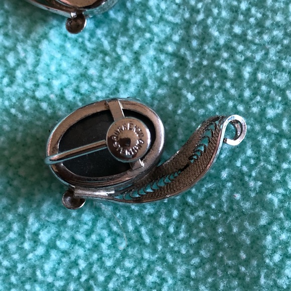 Vintage Sorrento screw on Silver/hematite earring - Picture 5 of 7